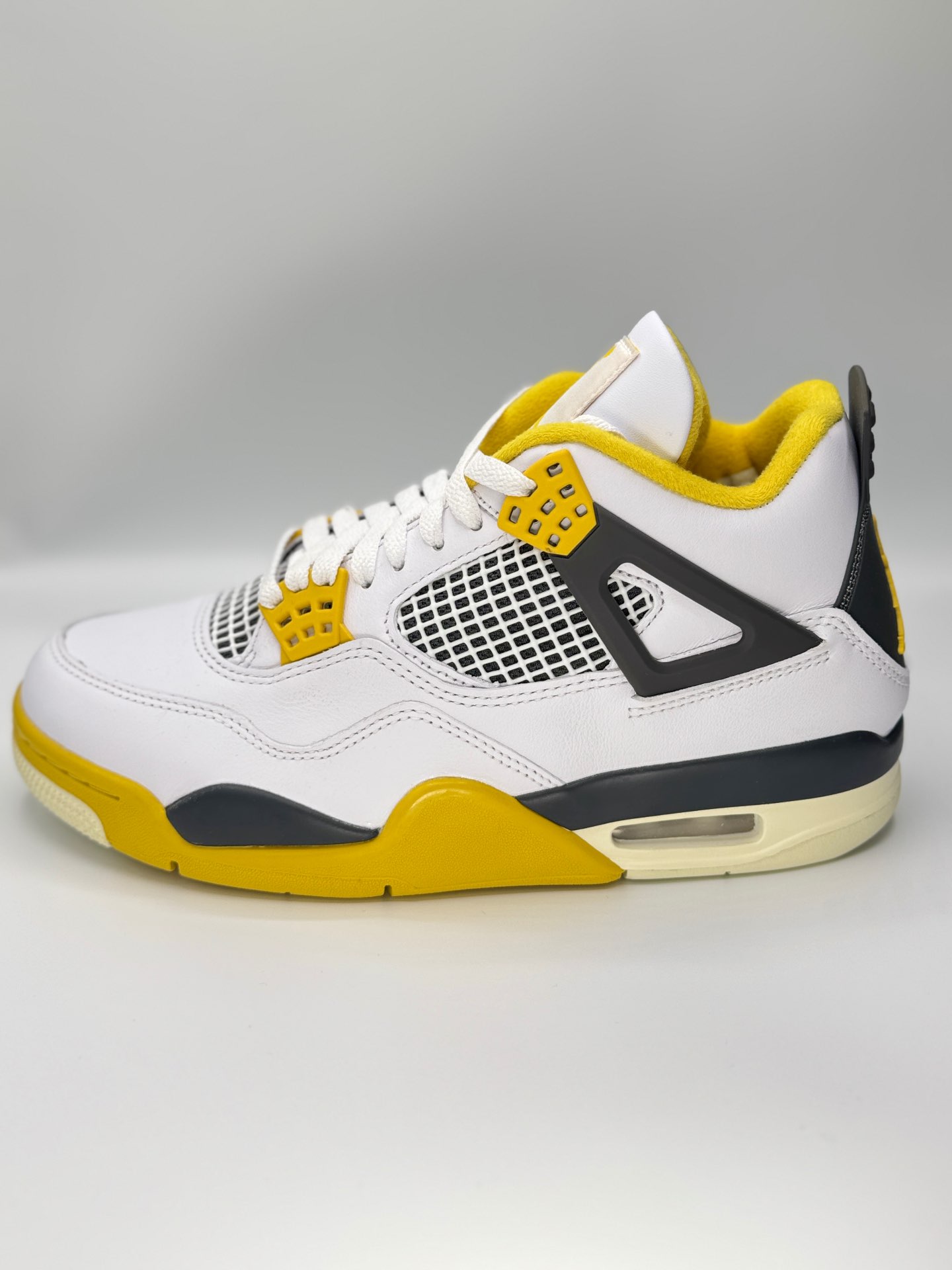 Jordan 4 Retro“ Vivid Sulfur”