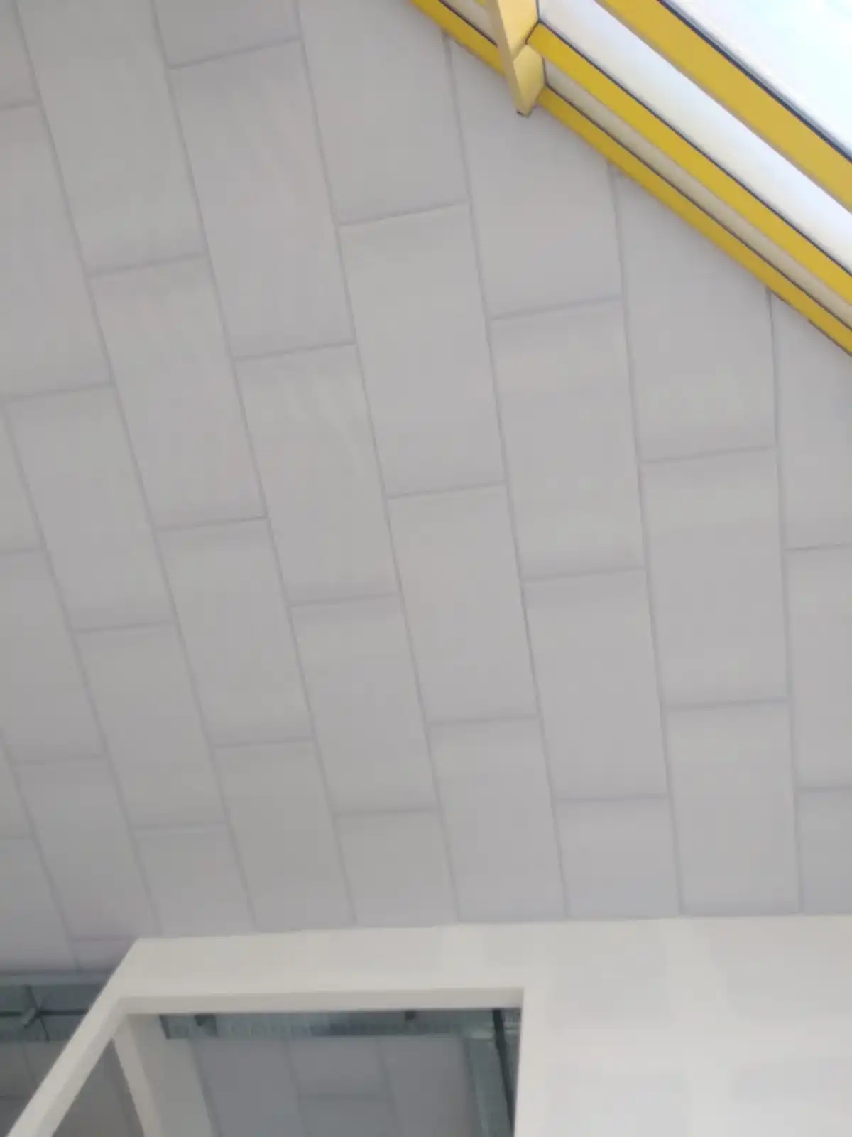  תקרות אקוסטיות צפות ומדבקות