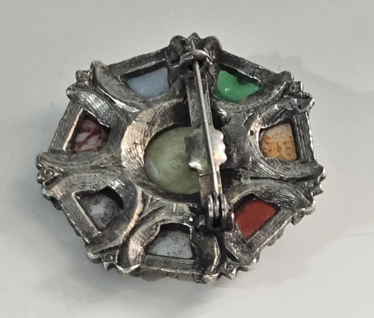 סיכה אנגלית גדולה יפהפיה ומסיבית, וינטג', משובצת באבנים צבעוניות מלוטשות