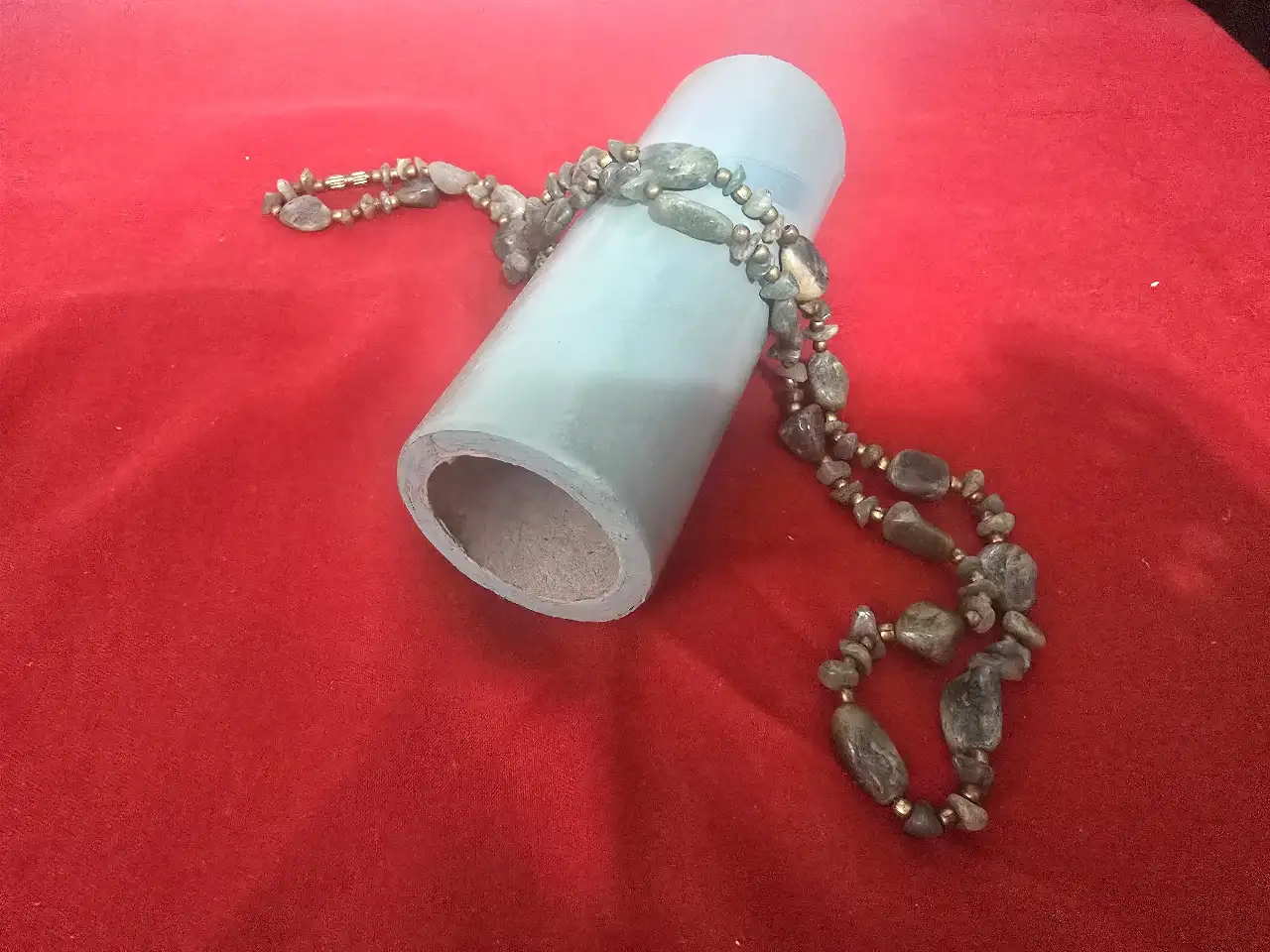 מחרוזה עם אבנים טבעיות אבני אגת בגוון ירוק