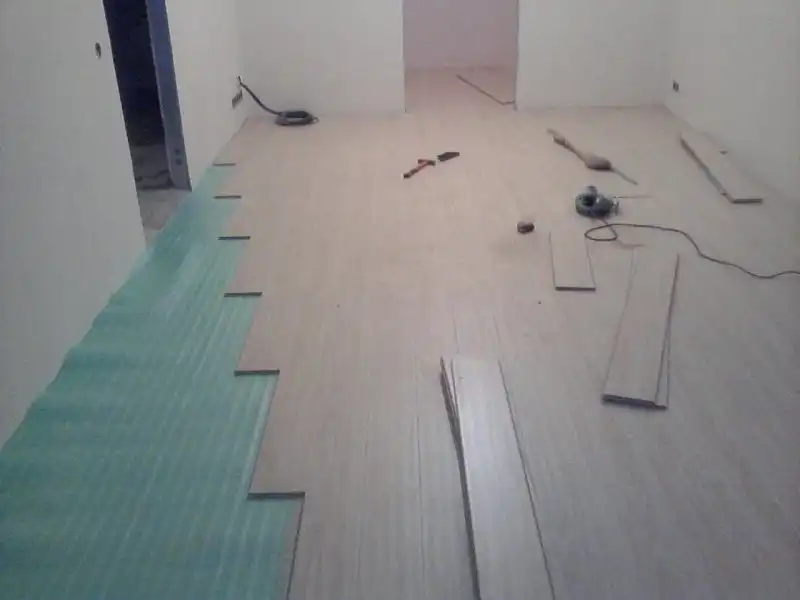 עבודות דקים מעץ וסינטטי