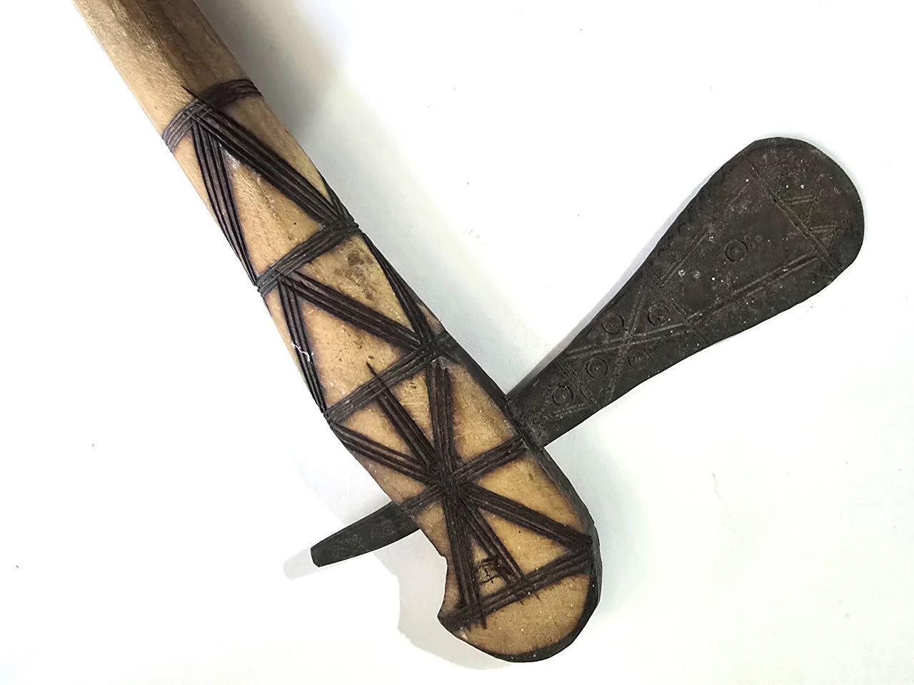 פריט אותנטי ומרשים ממרכז אפריקה דמוי גרזן שלוב מתכת ועץ כנראה פריט פולחני מידות הידית 26 ס'מ מידות הלהב 14 ס'מ