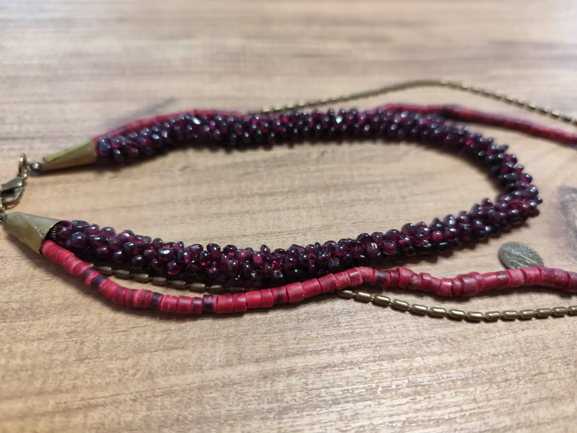 אבן חן (גרנט) עם חרוזי עץ וטרמופלסטיק