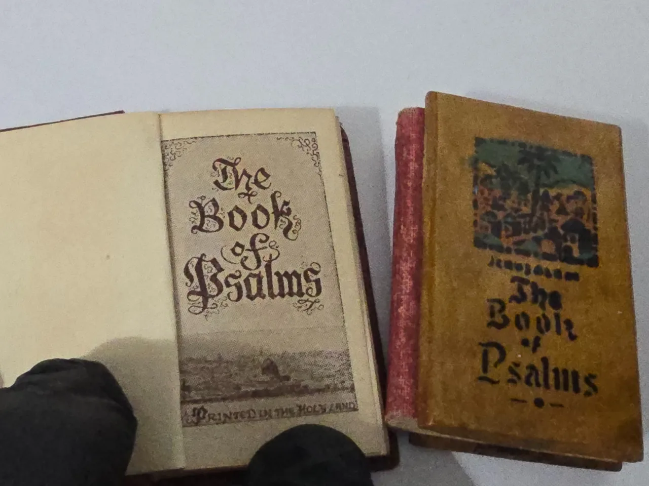 2 ספרוני תהילים מיניאטוריים -פלשתינה ארץ ישראל- מידה כ-6 ס"מ. כפי שמצולם בפירוט. יודאיקה Book Of Psalms