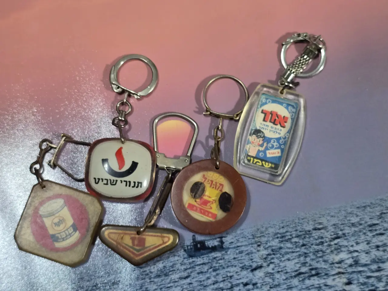 לוט של שישה מחזיקי מפתחות ישנים מאד ..