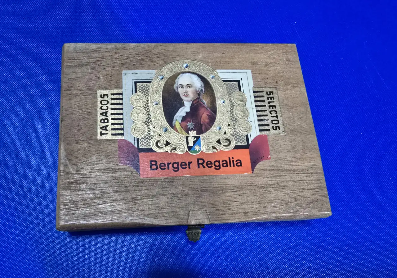 קופסת עץ שנועדה לסיגריים עם קפים ישנים מאד פריחט אספני