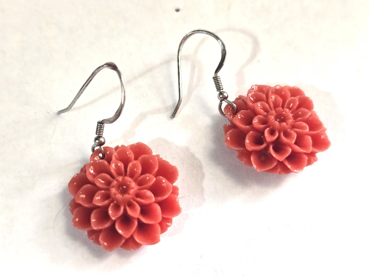 תליון וזוג עגילים עשויים קורל סינטטי בצורת פרחים, סוגרים עשויים כסף 925, קוטר התליון 34 מ"מ, קוטר העגלים 20 מ"מ