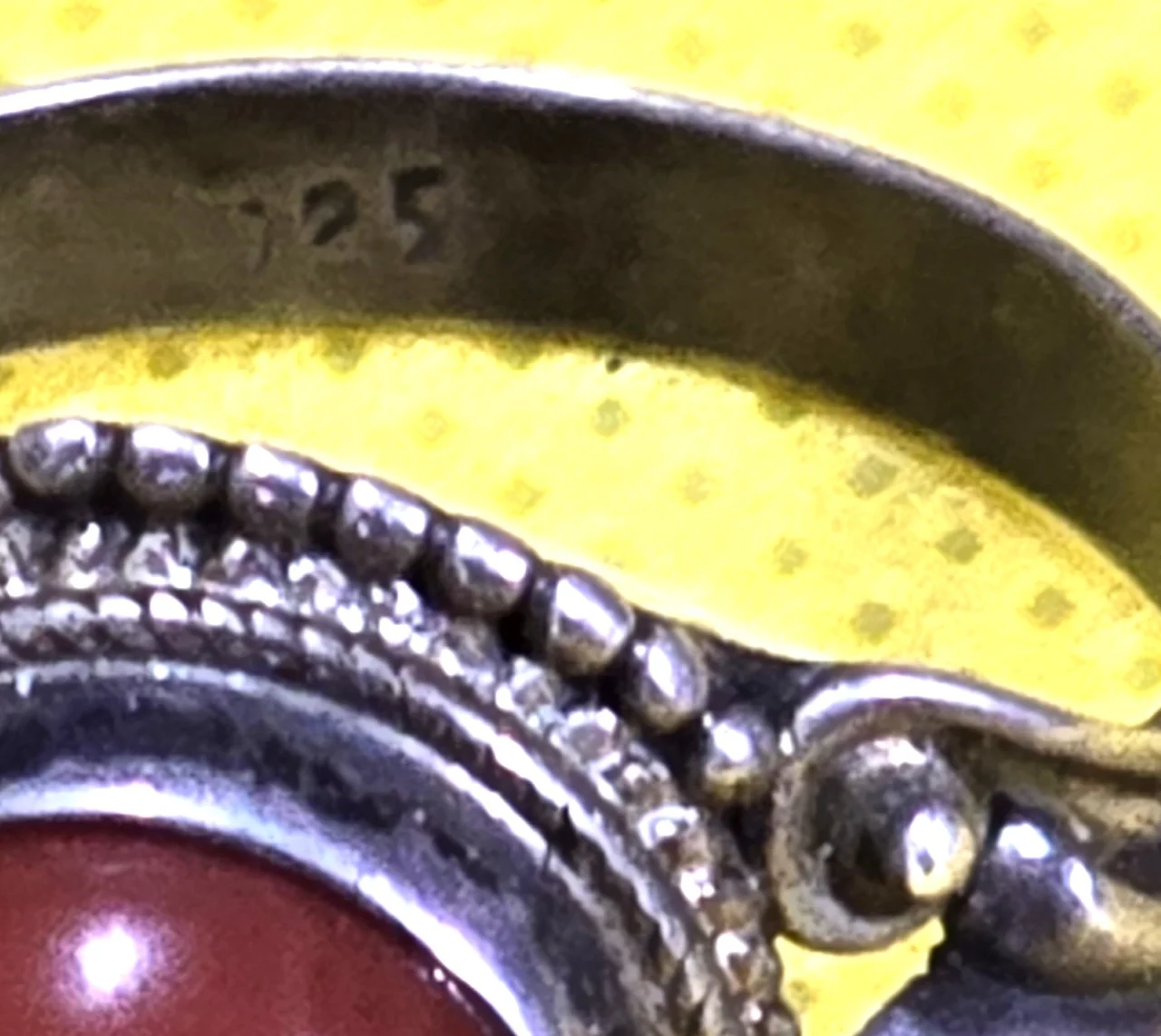 טבעת כסף ישנה ומרשימה באיכות מעולה....שבוץ אבן קורנילאן