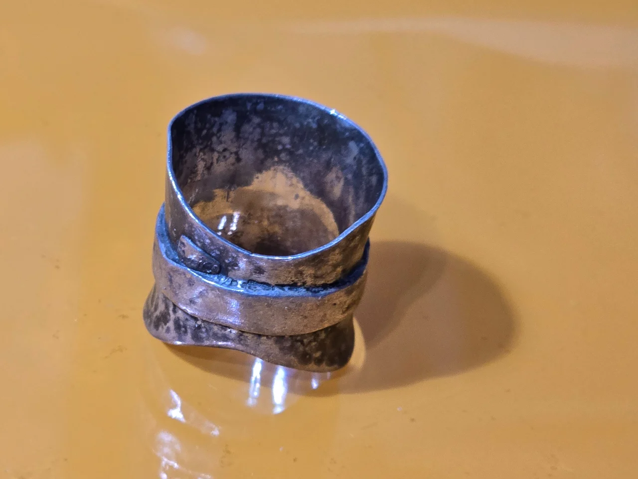 טבעת כסף 925 רחבה בעלת מרקם מרוקע מידה 8