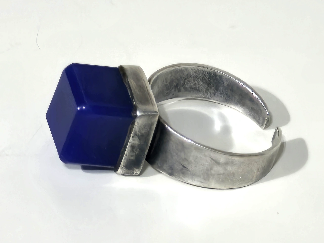 טבעת כסף ישנה בעבודת יד משובצת אבן לאפיס, כסף נבדק (מעל 900). מידה אמריקאית - 8. משקל כולל - 6.5 גרם.