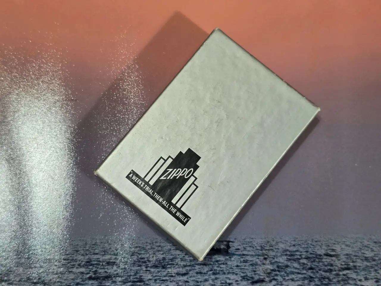 "Zippo" מצית zippo (זיפו) ישן ואיכותי כנראה ממהדורה מוגבלת, חדש לחלוטין באריזה. לא נעשה שימוש מעולם. זקוק למילוי. הגיע מאוסף גדול של אספן מצתים.