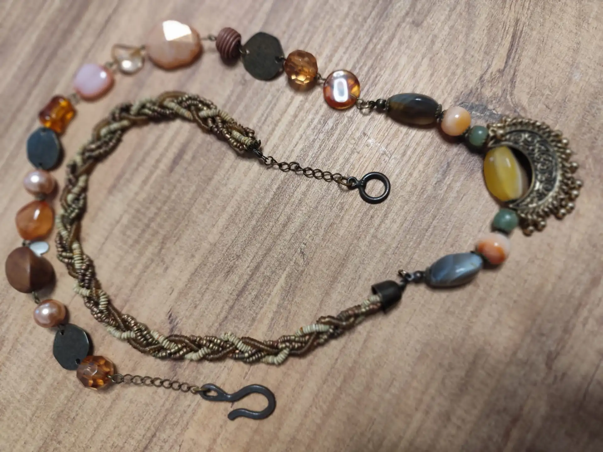 אבני חן שונים עם חרוזי זכוכית וטרמופלסטיק