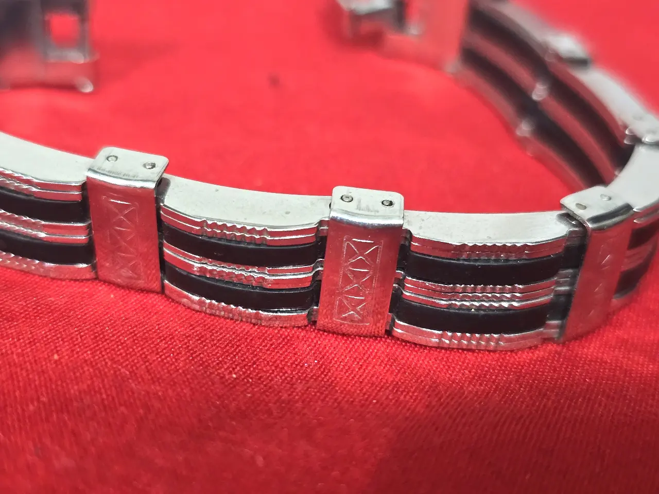 צמיד לגברים עשוי פלדת אל חלד בשלוב קרמיקה שחורה