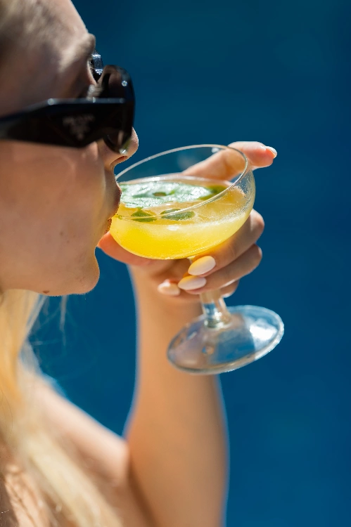 פירות קיץ לקוקטיילים: טעמים מרעננים ויצירתיים