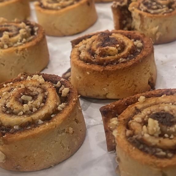 שבלולי קינמון ואגוזים