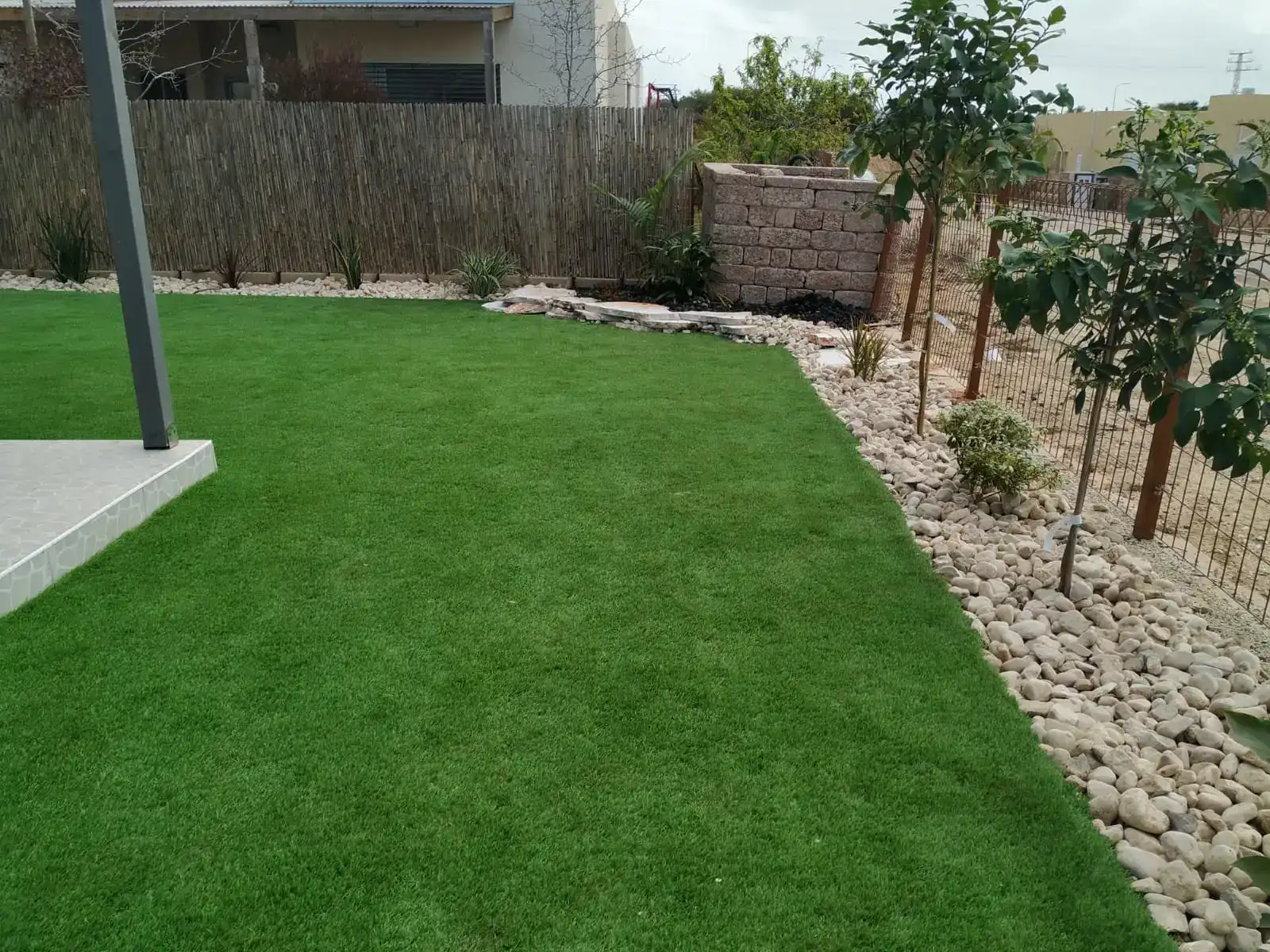  התקנת דשא סינטטי