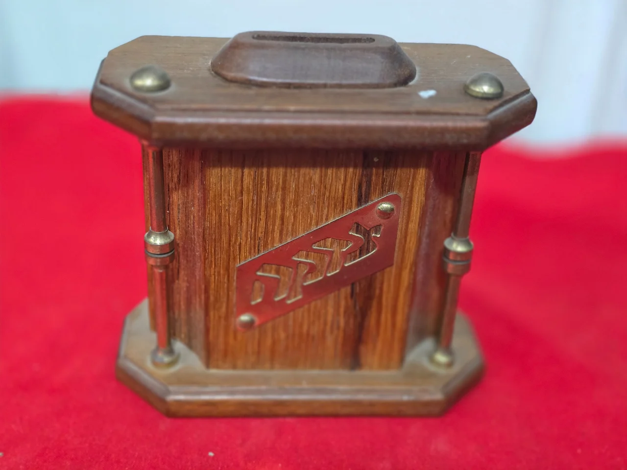 קופת צדקה שילוב עץ ומתכת.. 14 על 14.