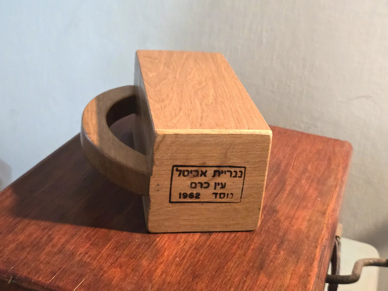 תאור הפריט: וינטג׳ מחזיק אריזות חלב עשוי עץ נגריית אביטל עין כרם גובה 19.5  ס״מ  9 על 9  ס״מ  מצב חדש