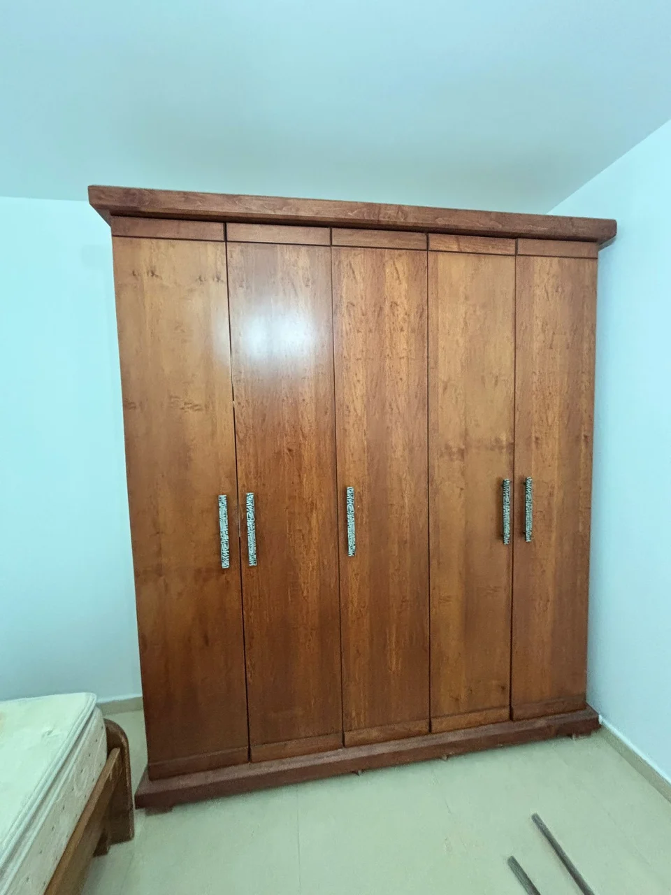 ארון עץ מלא