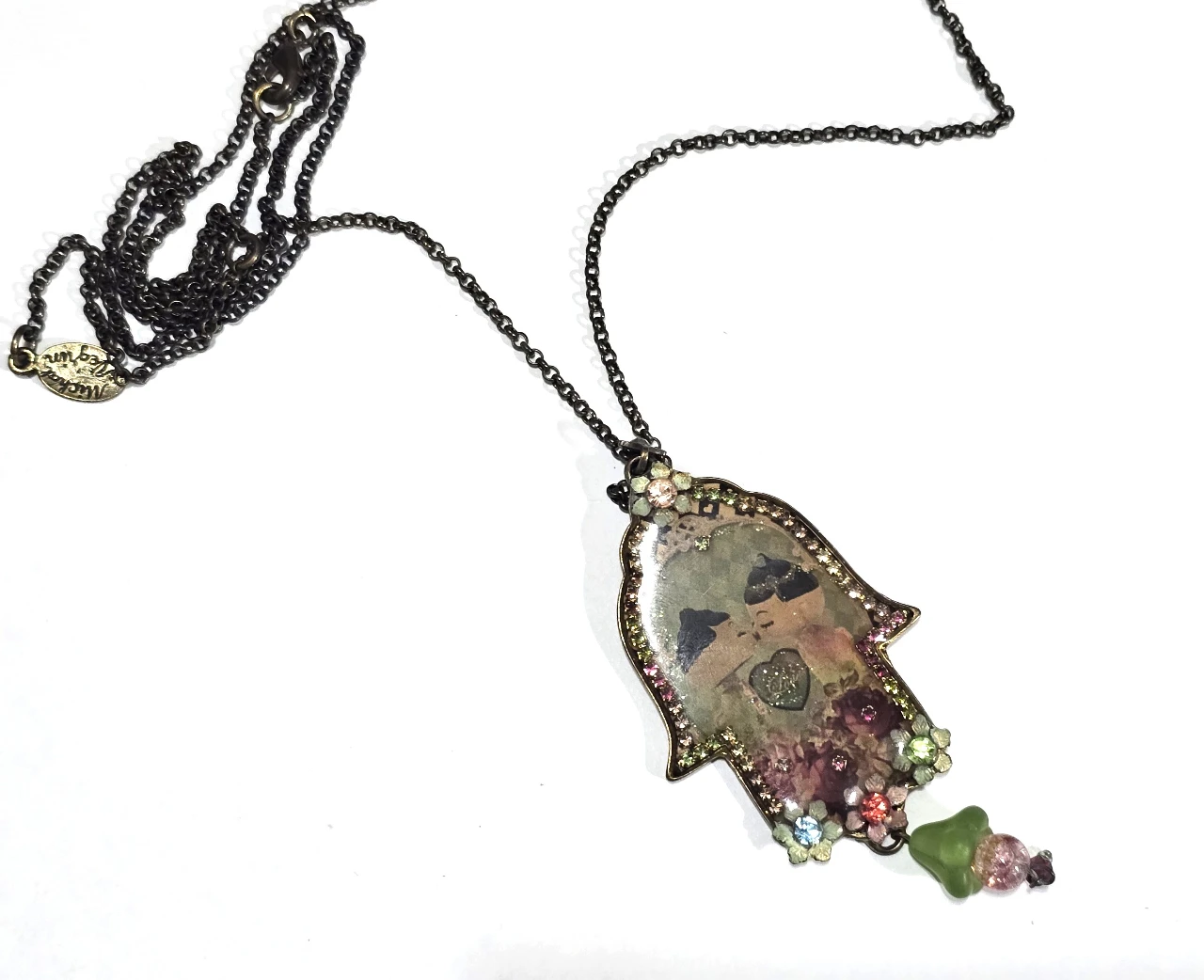 שרשרת עם תליון חמסה של מיכל נגרין התליון עם אמיאל מעוטר בפרחים אבני סברובסקי ובמרכז התליון זוג נההבים מידות בתמונות