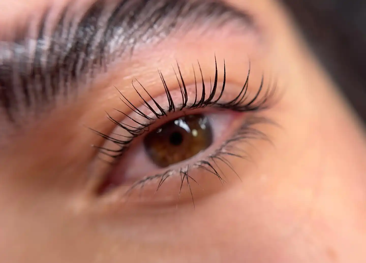 למי מתאימה הרמת ריסים ומה היתרונות שלה?