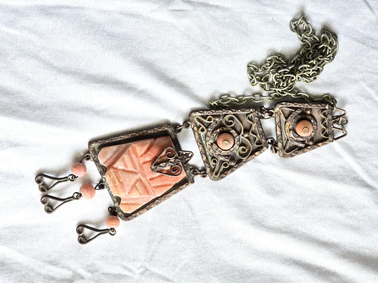 שרשרת תליון וינט'ג ממקסיקו האבן המגולפת כנראה אבן אגת גב התליון עשוי נחושת