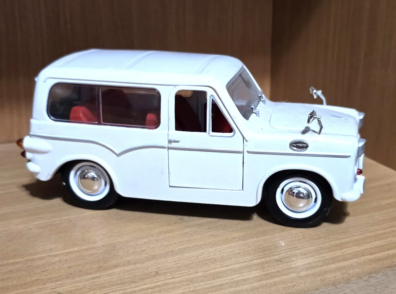 דגם מכונית סוסיתא קוביה מודל 1965, עשוי מתכת Dia-Cast ביחס 1/18, דלתות, מכסה מנוע ודלת אחורית נפתחים, 7x21x9 ס"מ