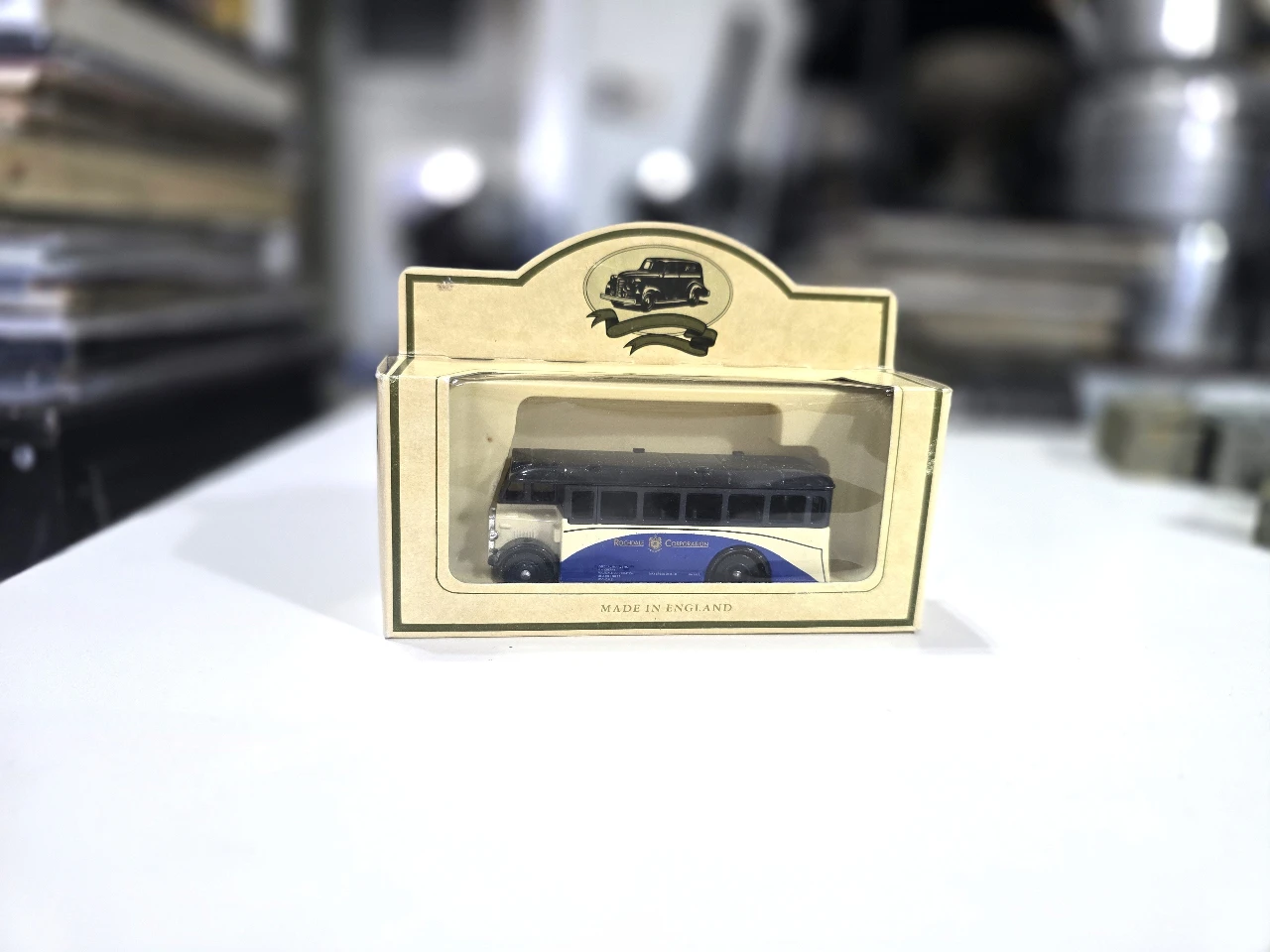 זהו דגם אספנות מיציקת מתכת של אוטובוס Lledo Days Gone, המייצג דגם AEC Single Deck משנת 1932