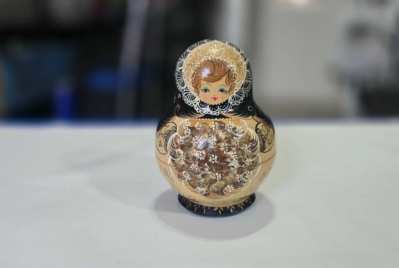 בובת בבושקה מהממת ויפה 4 חלקים ועוד 2 בובות שהחלק התחתון חסר נא לשים לב לתמונות