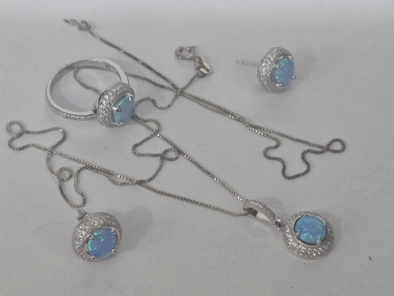 סט תכשיטים תואמים זוג עגילים טבעת ושרשרת ותליון האבן המרכזית אופל כחול מסביב האבן זרקונים כסף 925 חתום   על הטבעת