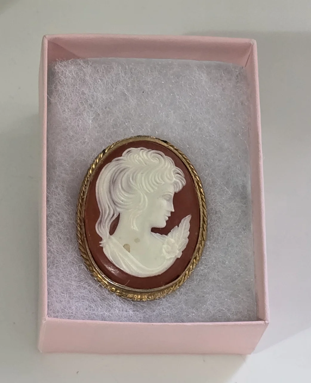 סיכת קמאו אובלית וינט'ג תבליט דמות אישה