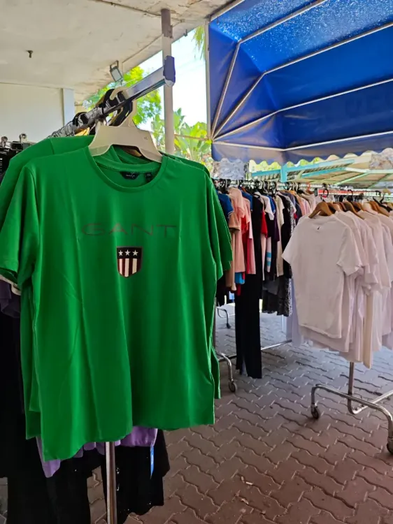 טי-שירט ירוק ממותג 