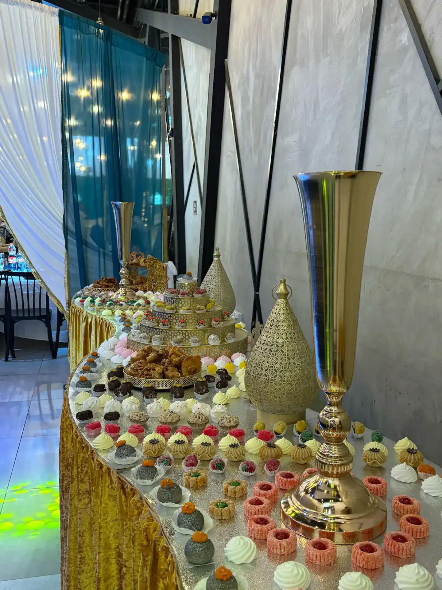 שולחן מעוצב עם עוגיות