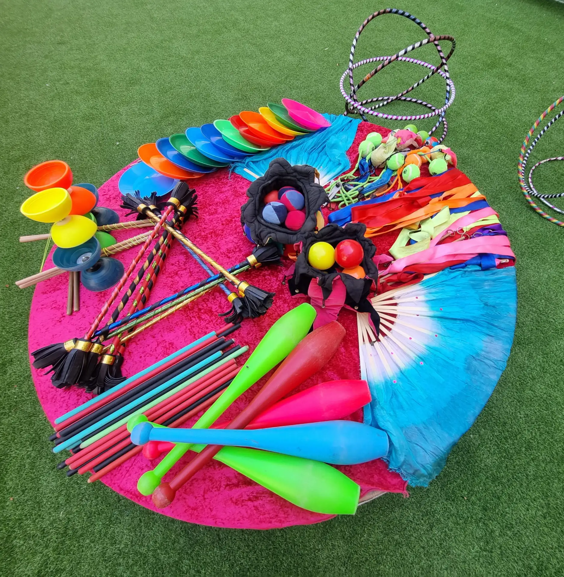 סדנאות קרקס (ג'אגלינג, בועות סבון, אקרויוגה)