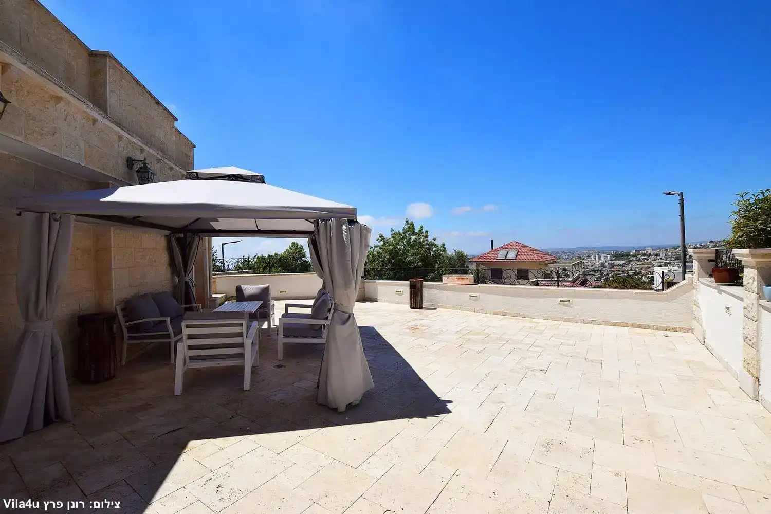 וילה בכפר ורדים