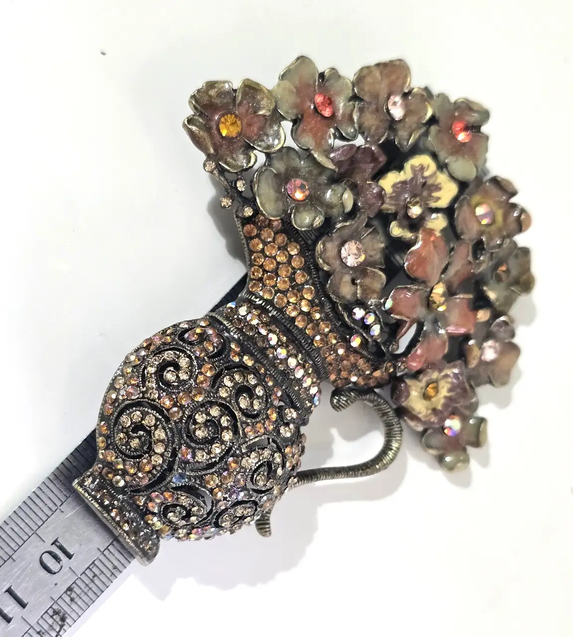 סיכה גדולה מאוד פליז או ברונזה בסגנון עתיק, גדושת פרחים, בצבעים רבים ומגוונים.