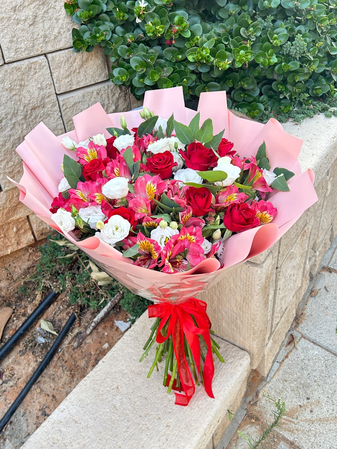 זר ורדים אדומים ואלסטרומריה ,ליזיאנטוס לבן