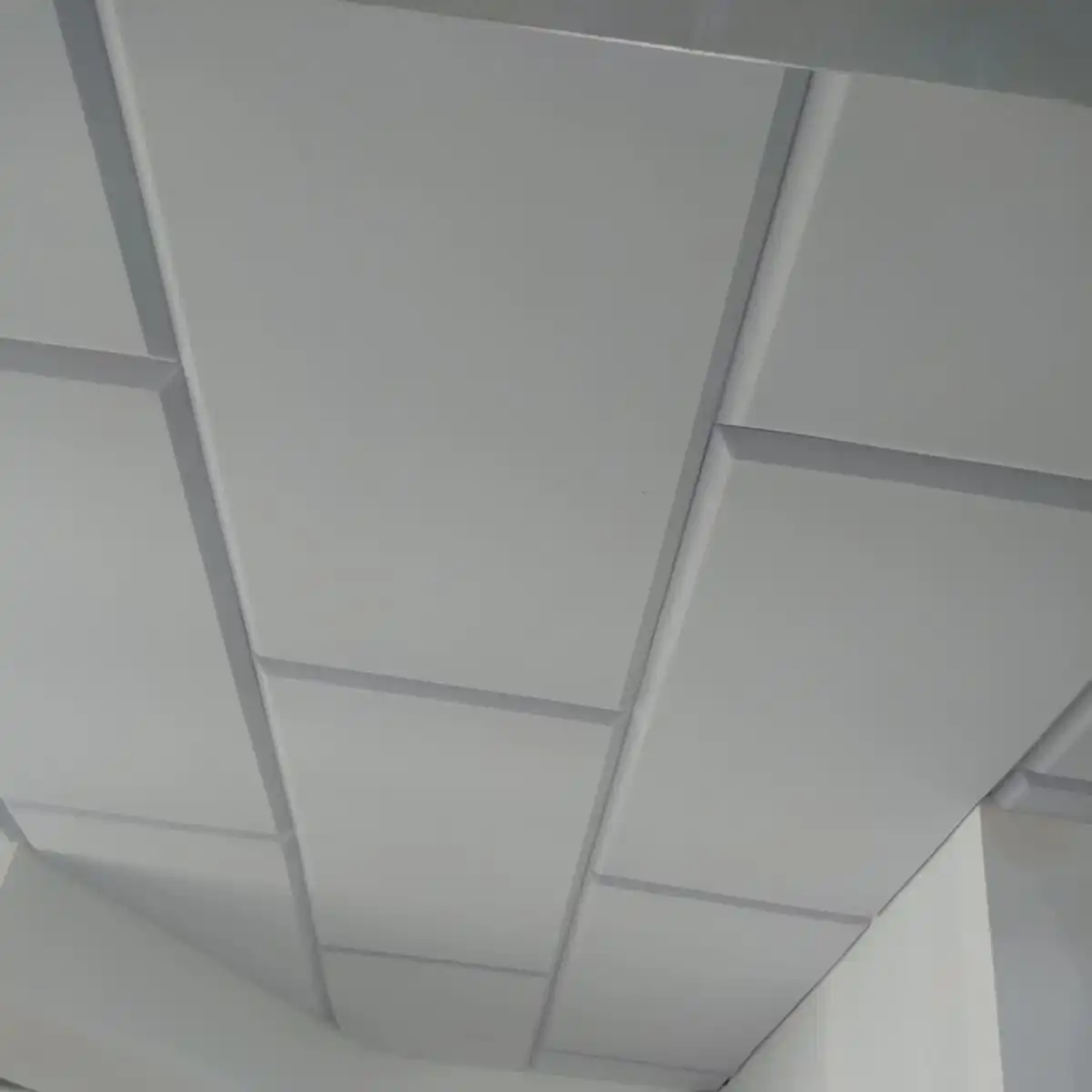  תקרות אקוסטיות צפות ומדבקות