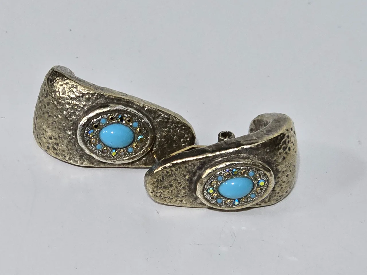 עגילי קליפס\לחורים כסף עם נגיעות זהב משובצים באבני תורכיז שמעוטרים מסביב עם קריסטלים מיוחדים