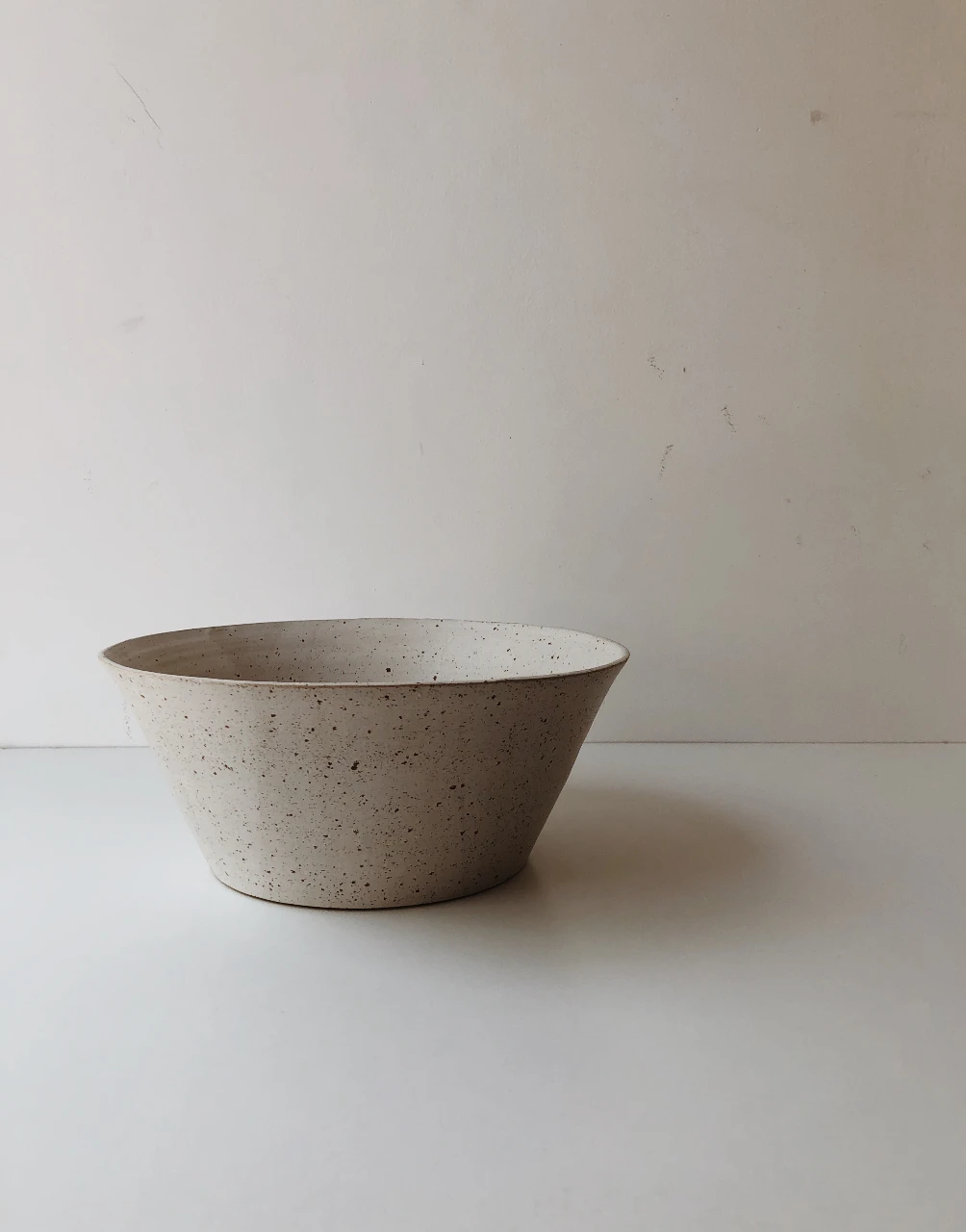 קערת הגשה לבנה מנוקדת