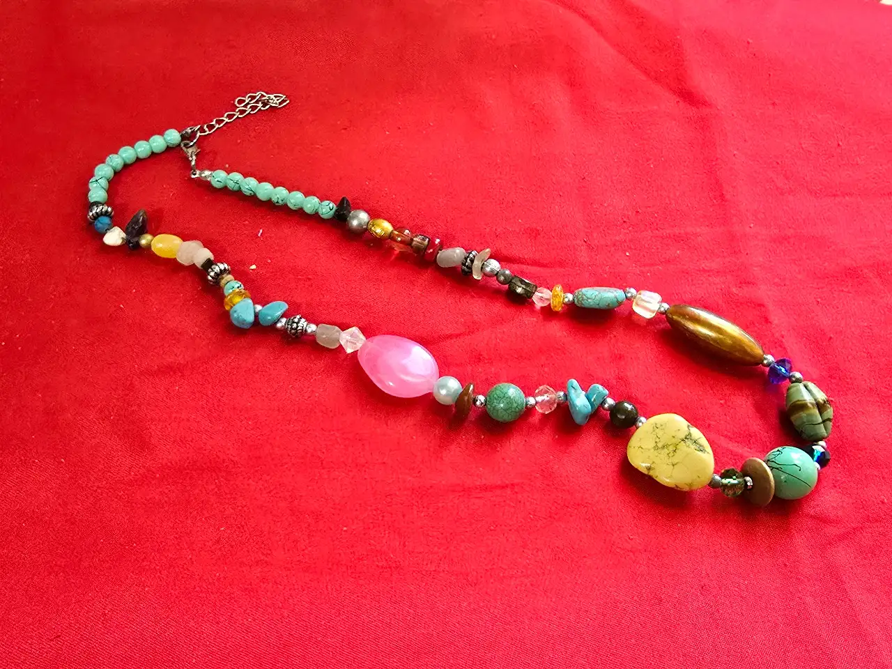 שרשרת עם אבנים טבעיות בצבעים שונים ובגדלים שונים השרשרת משלבת אבני אגת ..טורכיז..קוורץ ישנם גם אלמנטים ממתכת הפרדה בין האבנים