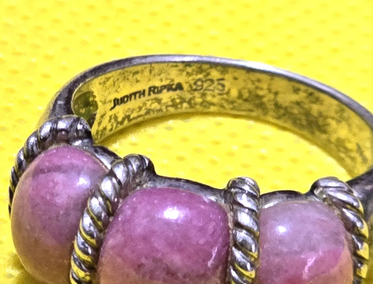 טבעת כסף חתומה 925. משקל:10.63ג'ר.מידה 8 ושיבוץ אבני רודונייט