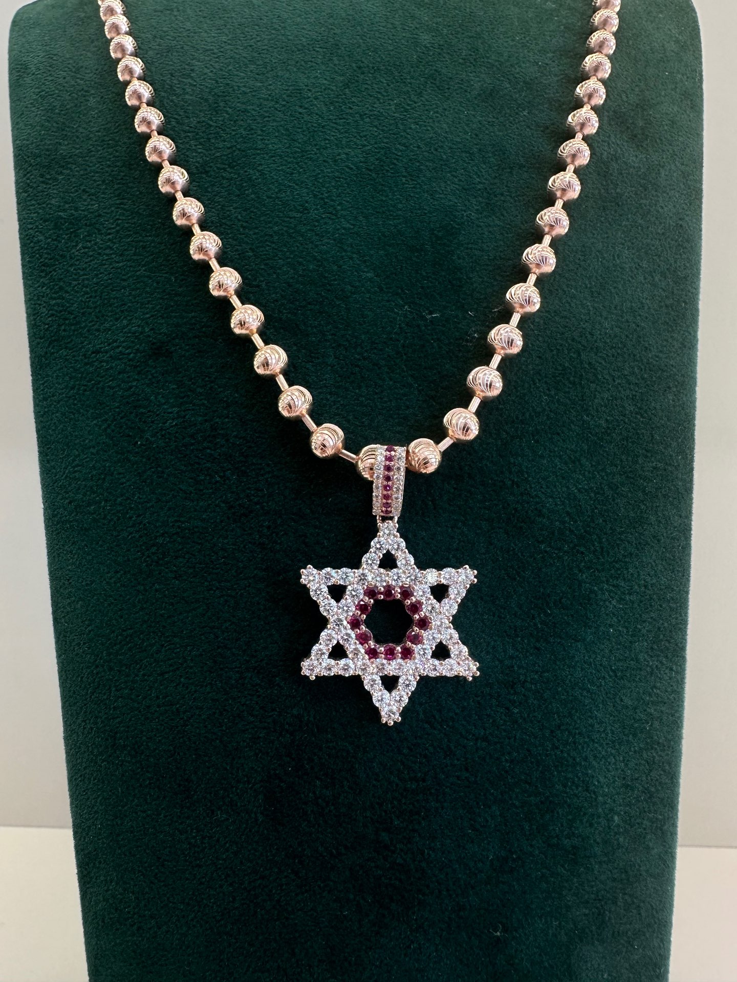 מגן דויד יהלומים טבעיים בשילוב אבן חן ״ רובי ״