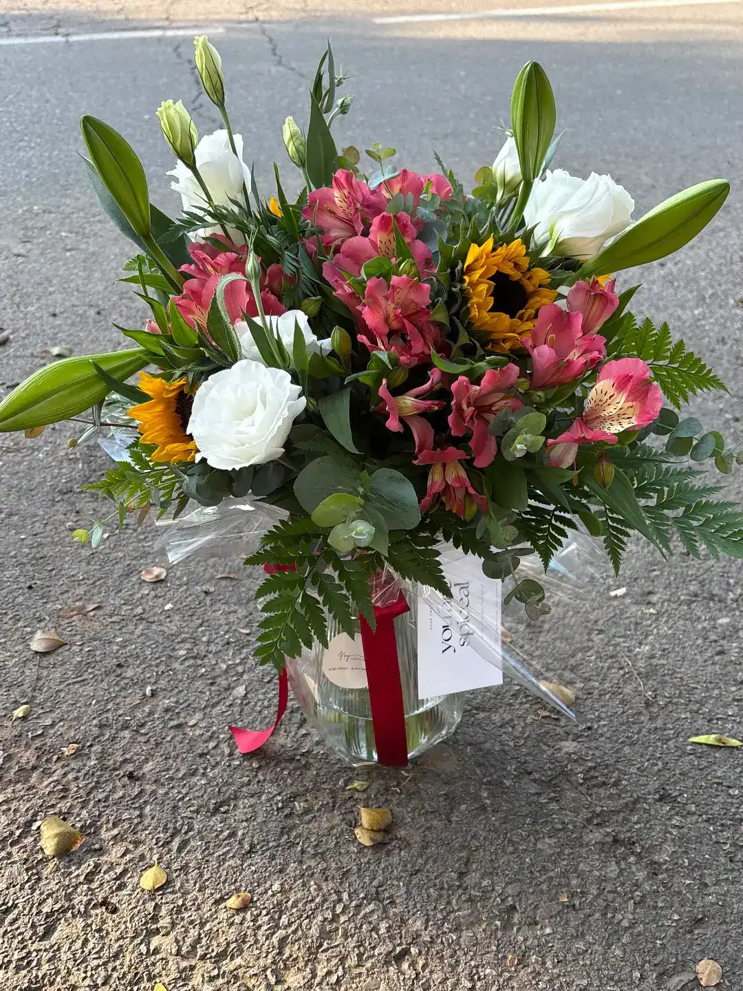 זר פרחים בכלי זכוכית