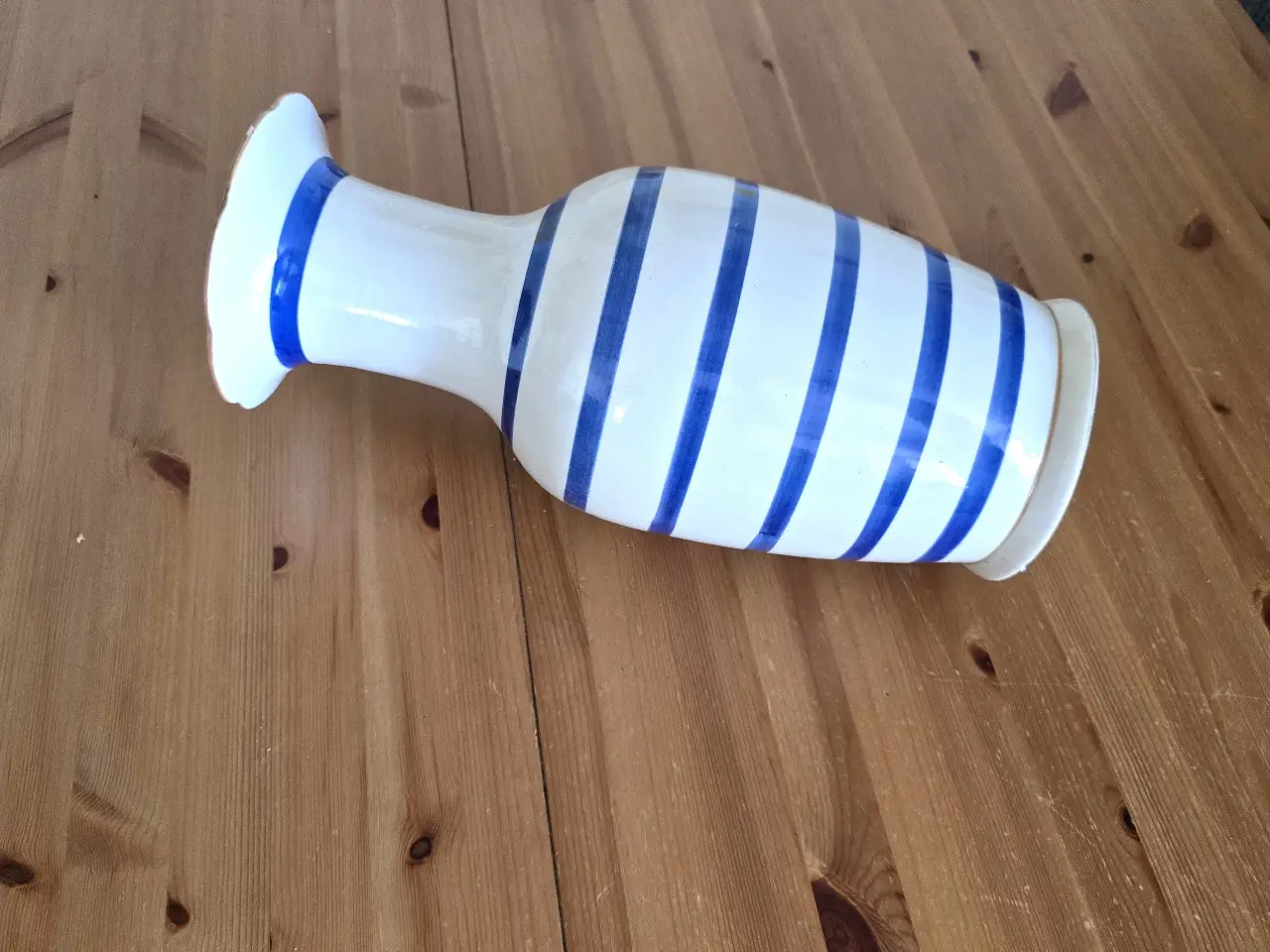 אגרטל פורצלן גדול מיימדים (כנראה ישראלי), איכותי מאוד ישן ויפה. חתום. גובה: 41 קוטר בשפה העליונה 16 ס'מ
