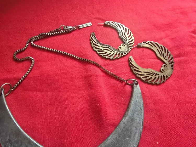 תליון מתכת גדול בצורת סהר וזוג עגלים שתואמים לתליון ועוד 2 עגילים בסגנון דומה התכשיט  של המותג AllSaints בית אופנה אנגלי