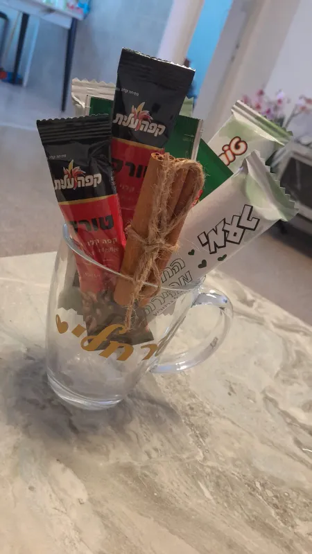 כוס ממותגת עם שוקולדים אישיים