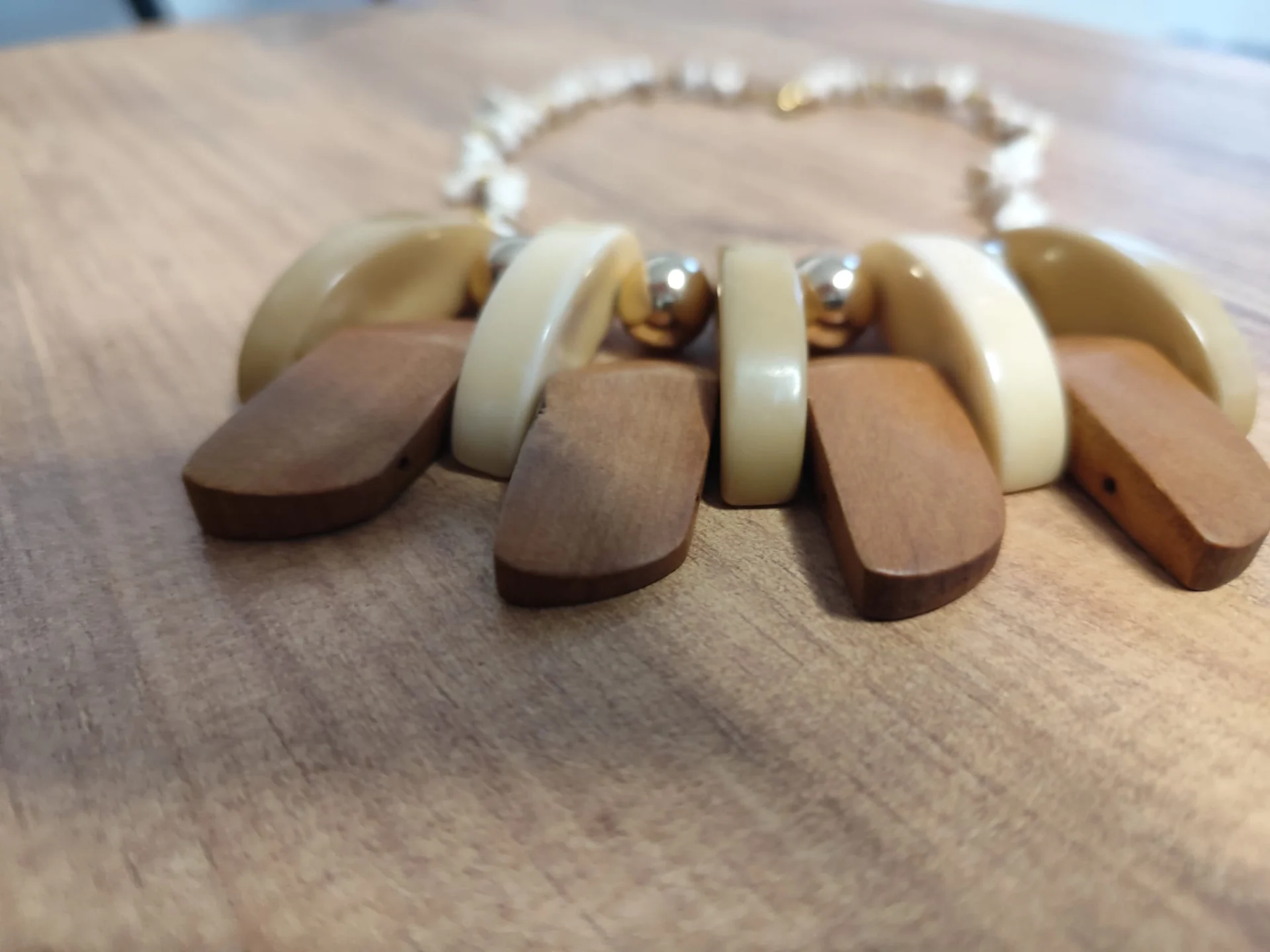 תכשיט עשוי מבקליט עץ ואבן חן