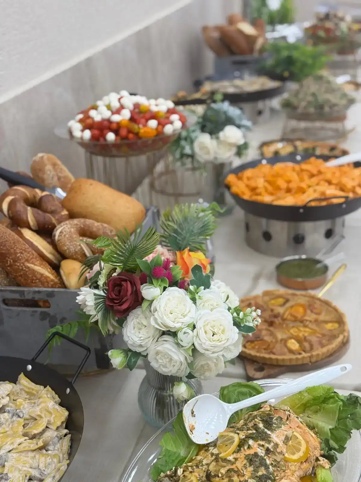 איך בוחרים מגשי אירוח שמתאימים בדיוק לאירוע שלך?