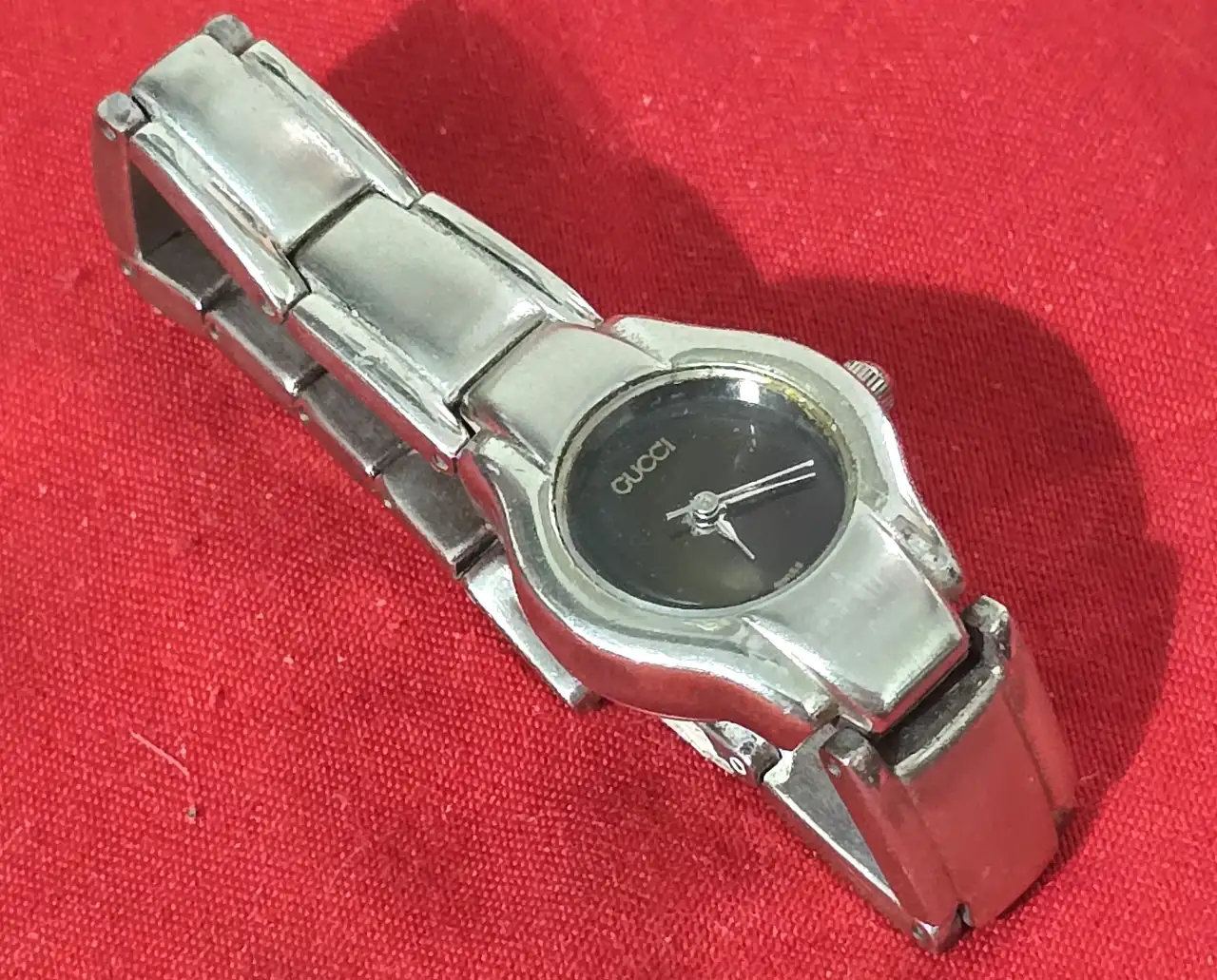 שעון יד לנשים של המותג האיטלקי Gucci דגם וינט'ג שנות ה-90 תחילת 2000 השעון במצב עבודה סוללה חדשה